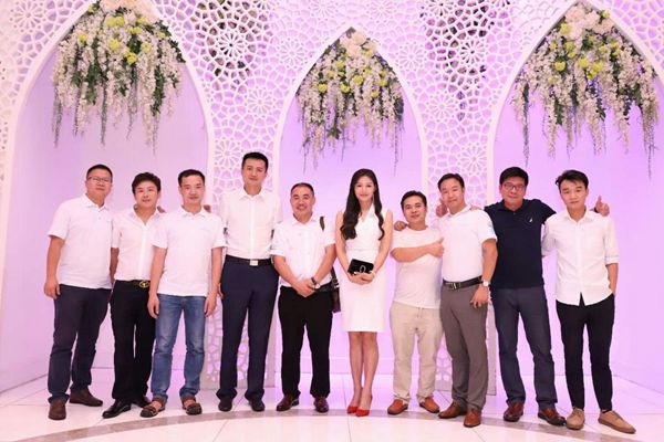 专业的硅胶套生产厂家和客户签单合影